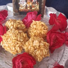A picture of Mudhi Muan Laddu /murmurs gur laddu /puffed rice laddu.