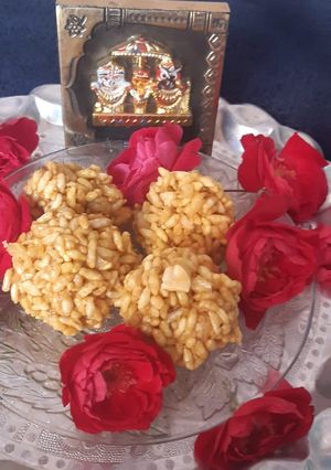 A picture of Mudhi Muan Laddu /murmurs gur laddu /puffed rice laddu.