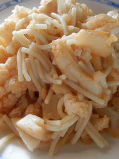 Una foto de Coliflor con fideos y bacalao