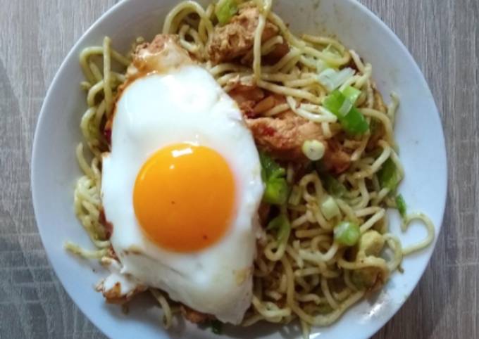 Easiest Way to Make Super Quick Homemade Egg, Chicken Noodle Stir Fry