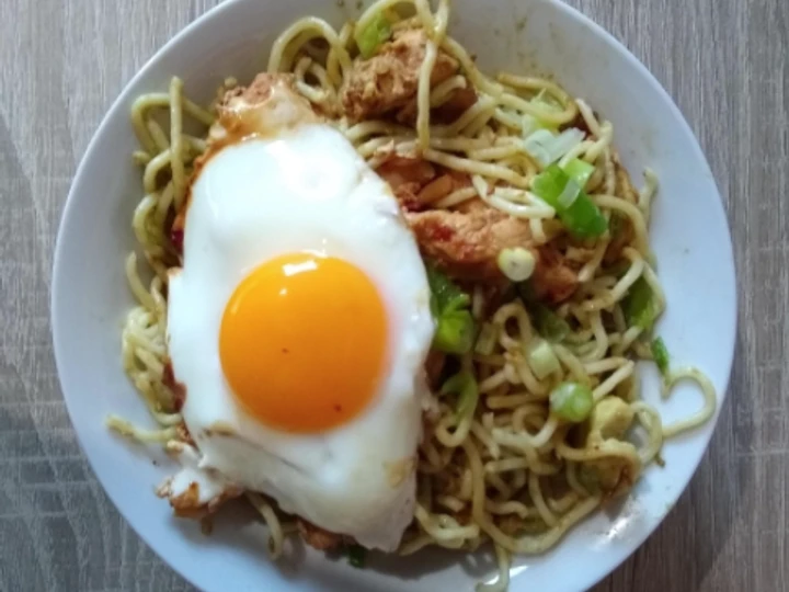Easy Steps to Make Recipes Egg, Chicken Noodle Stir Fry the Perfect Can Pamper Your Tongue.