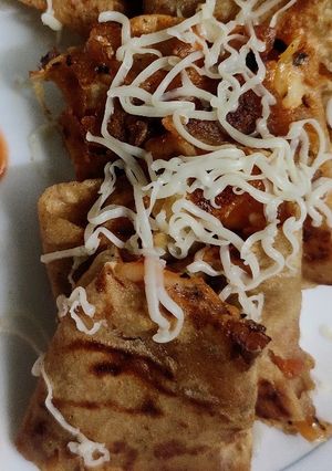 વધેલી રોટલી નો વેજ રોલ (Leftover Rotli Veg Roll Recipe In Gujarati) રેસીપી મુખ્ય ફોટો