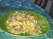 Una foto de arroz con huevo y salchichas
