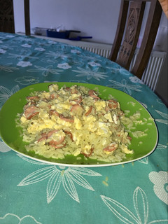 Una foto de Arroz con huevo y salchichas