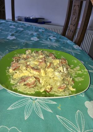 Una foto de Arroz con huevo y salchichas