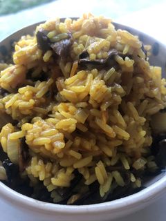 Una foto de Arroz con hongos de pino