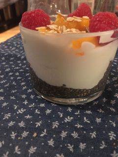 Una foto de Yogurt Griego con Chía, Mango, frambuesa y avena