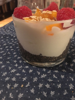 Una foto de Yogurt Griego con Chía, Mango, frambuesa y avena
