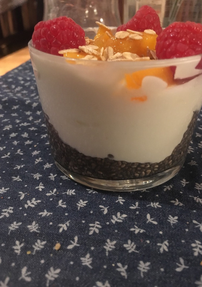 Una foto de Yogurt Griego con Chía, Mango, frambuesa y avena