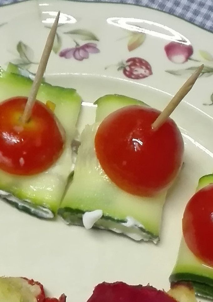 Una foto de Rulitos de calabacín rellenos de queso crema y anchoas