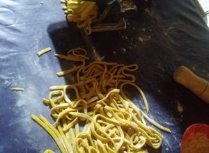 Una foto de Fideos caseros de huevo fáciles❤