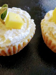 मैंगों लस्सी चीज केक (Mango lassi cheese cake recipe in hindi) रेसिपी मुख्य फोटो