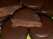 Una foto de alfajor de chocolate