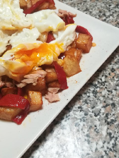 Una foto de Huevos rotos con atún y pimientos