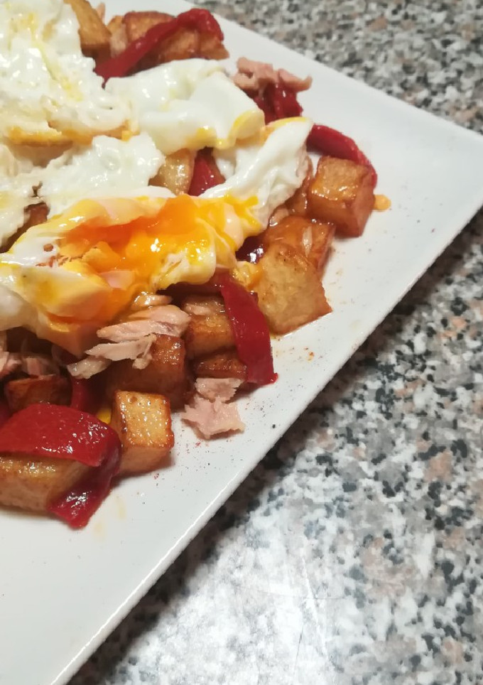 Una foto de Huevos rotos con atún y pimientos