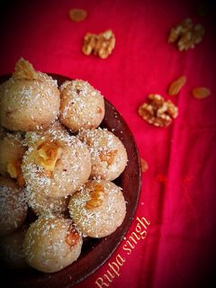 नारियल अखरोट की क्रीमी लड्डू (nariyal akhrot ki creamy ladoo recipe in hindi) रेसिपी मुख्य फोटो