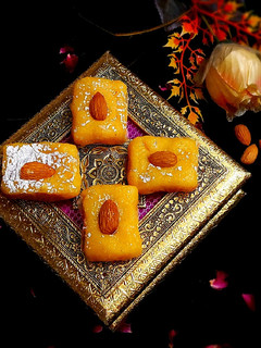 कोकोनट बर्फी (coconut burfi recipe in Hindi) रेसिपी मुख्य फोटो