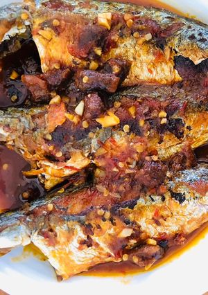 Hình của món Cá bạc má chiên vàng rim nước mắm me.