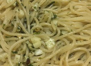 Una foto de Pasta aglio e olio (Espaguetis con ajo y aceite)