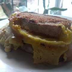 Una foto de Sanguchito distinto de huevo y queso