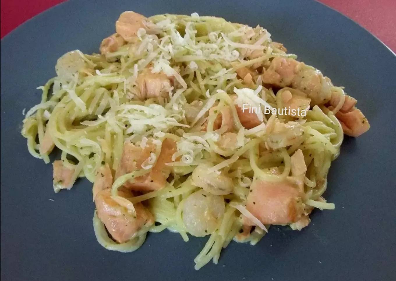 Espaguetis con salsa de calabacín salmón y gambas