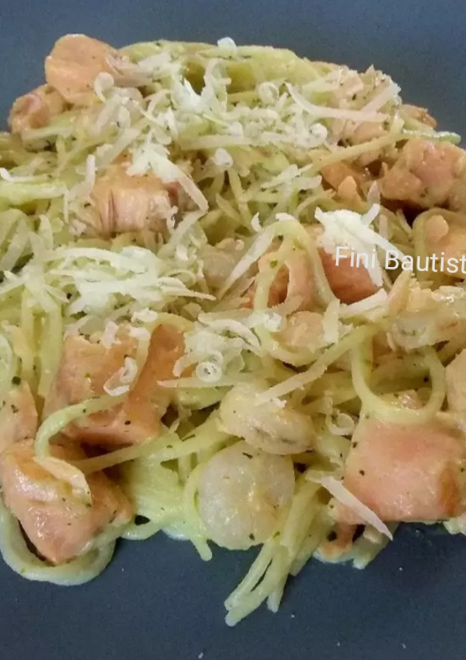 Una foto de Espaguetis con salsa de calabacín salmón y gambas