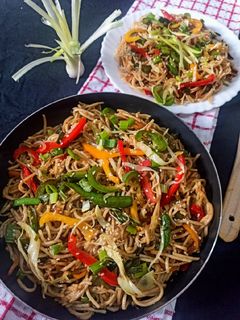 वेज हक्का नूडल्स (veg hakka noodles recipe in Hindi) रेसिपी मुख्य फोटो