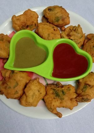 पालक पकोड़े (Palak pakode recipe in hindi) रेसिपी मुख्य फोटो