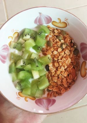 รูปของ โยเกิร์ตรสธรรมชาติ0%fat ท๊อปปิ้งด้วยกีวีและกราโนล่า