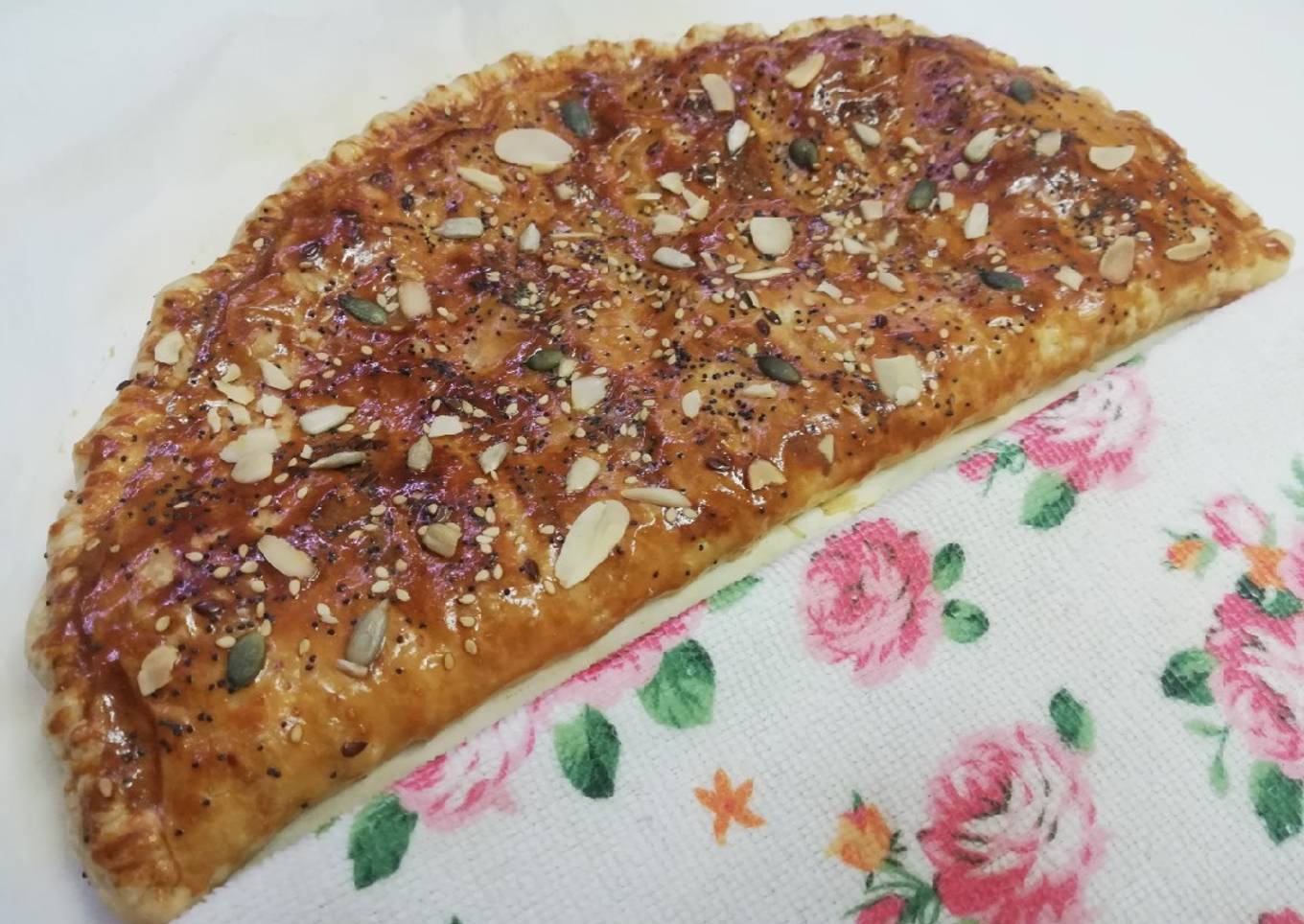 Empanada de queso de cabra, dátiles y bacon