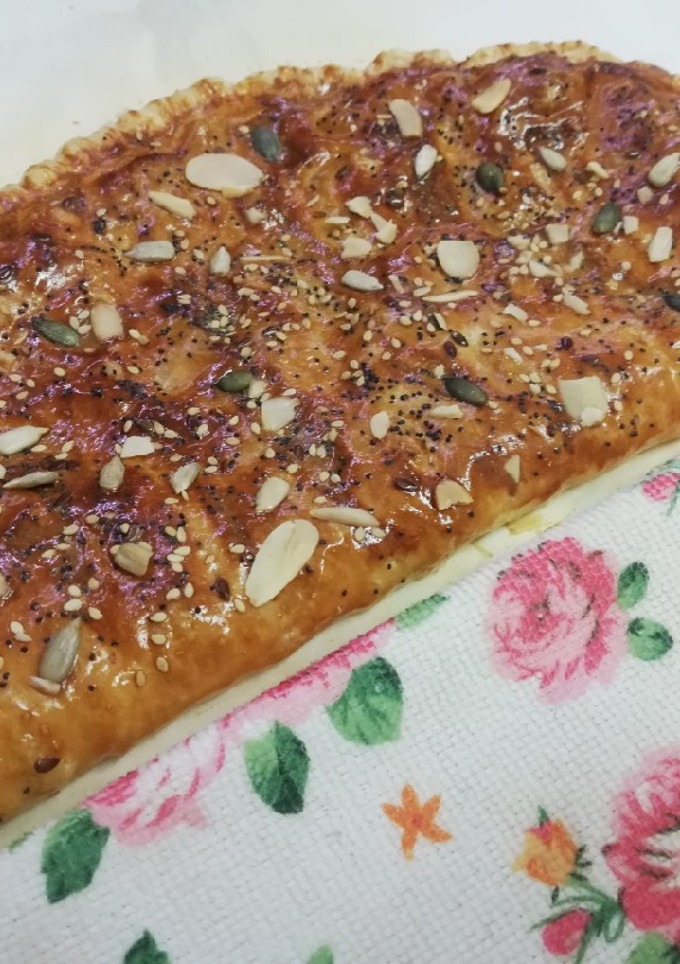 Una foto de Empanada de queso de cabra, dátiles y bacon