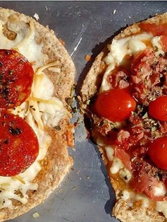 Una foto de Pizza light de avena al microondas fácil y rápida 💪💁🏻🍕 masa de pizza 1 2 3