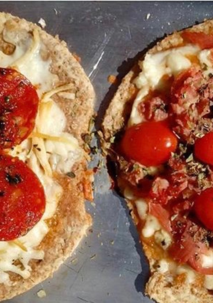 Una foto de Pizza light de avena al microondas  fácil y rápida 💪💁🏻🍕 masa de pizza 1 2 3
