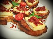 Una foto de tosta de tomates cherry