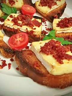 Una foto de Tostas de camembert con crujiente de jamón ibérico