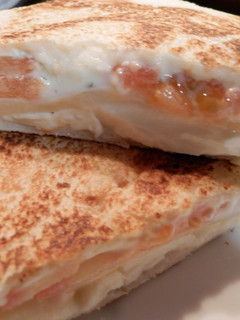 Una foto de Sándwich con 3 quesos y tomate