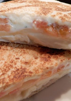 Foto principal de Sándwich con 3 quesos y tomate