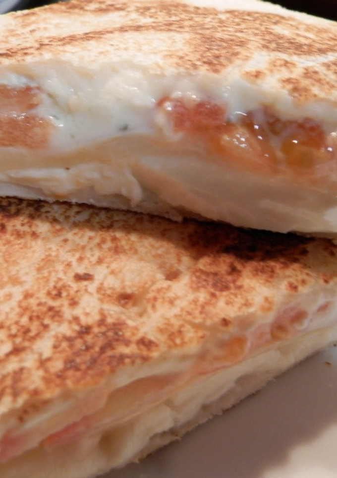 Una foto de Sándwich con 3 quesos y tomate
