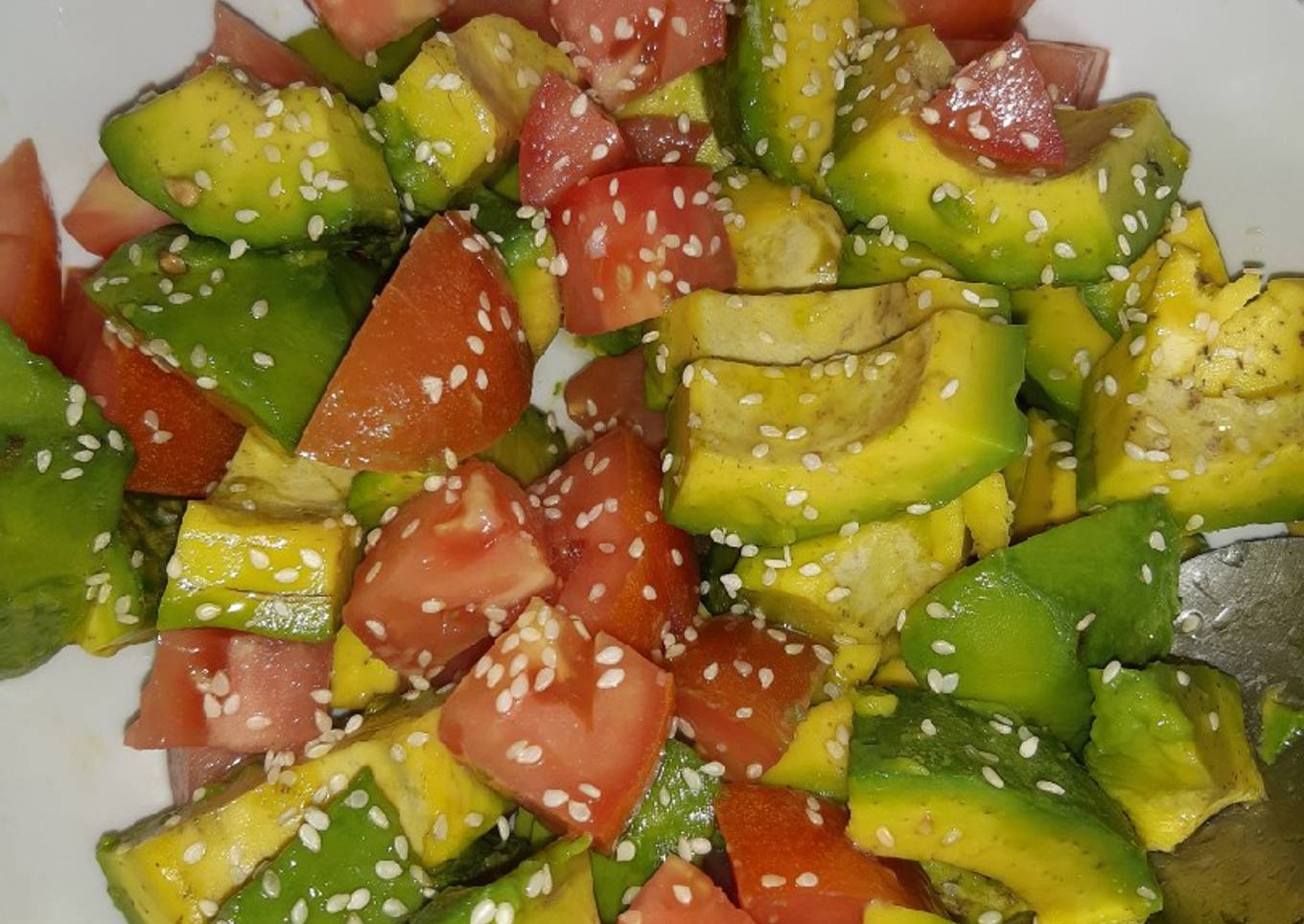 Ensalada de aguacates y tomates con ajonjolí