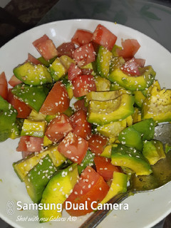 Una foto de Ensalada de aguacates y tomates con ajonjolí