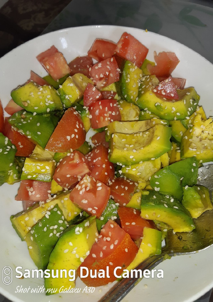 Una foto de Ensalada de aguacates y tomates con ajonjolí