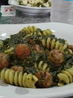 Una foto de Pasta con longaniza y espinacas