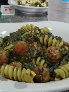 Una foto de Pasta con longaniza y espinacas