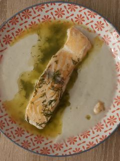 Una foto de Lomos de salmón con vinagreta en cama de crema de coliflor