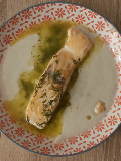 Una foto de Lomos de salmón con vinagreta en cama de crema de coliflor