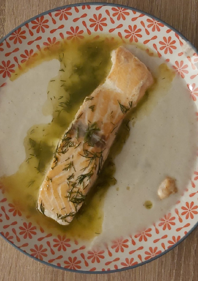 Una foto de Lomos de salmón con vinagreta en cama de crema de coliflor