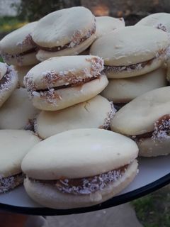 Una foto de Alfajores de maicena fáciles 😋