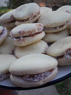 Una foto de Alfajores de maicena fáciles 😋