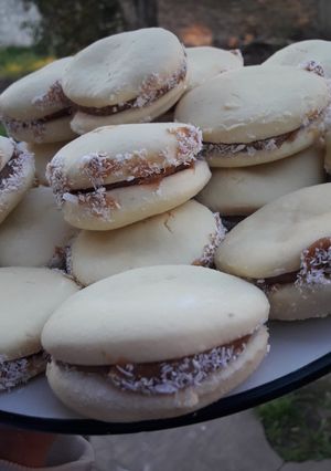 Una foto de Alfajores de maicena fáciles 😋
