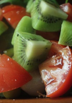 Una foto de Ensalada de canónigos con tomate y kiwi